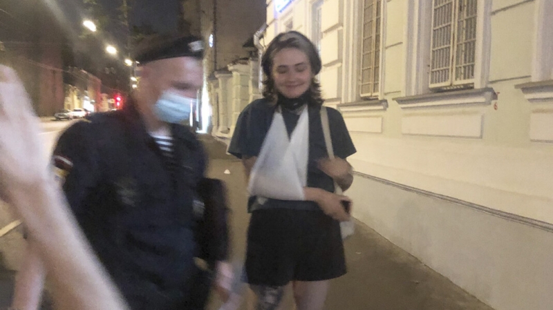 «Боюсь ходить по улицам». Избитая полицейскими в центре Москвы журналистка решила уехать из России
