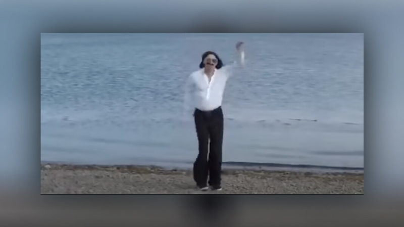 Бывший мэр Иркутска станцевал под Little Big в ответ на шутку про чистоту озера Байкал