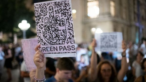 Коронавирус в мире: домогательства в британских ковид-отелях и "спортивная одежда от ковида"