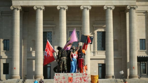 В Канаде активисты повалили памятники королеве Виктории и Елизавете II
