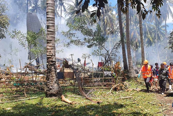 Число жертв крушения военного самолета на Филиппинах выросло до 29