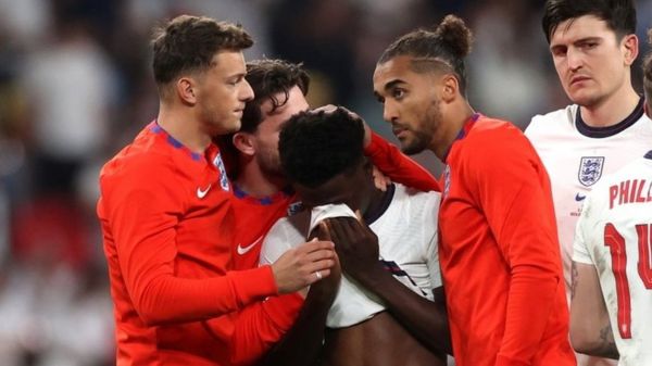 "Непростительная травля". Расистский скандал вокруг игроков сборной Англии потряс страну
