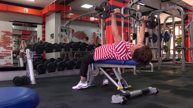 "Делаю тяжелые упражнения и никогда не болею". Как 73-летняя жительница Бишкека увлекает сверстников физкультурой