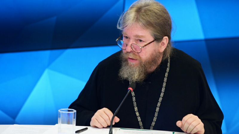 «Духовник Путина» раскритиковал противников вакцинации и напомнил им о «духовных наночипах»