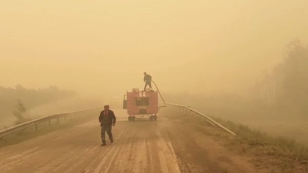 "Огненный шторм". В Челябинской области огонь от лесных пожаров перекинулся на села