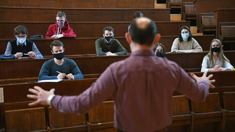 Экономический факультет МГУ ввел премии для сотрудников за вакцинацию. Платить будут из собственных средств