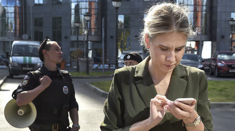 «Это я дырку в "Союзе" пробила?» Соболь и Рогозин поспорили в Twitter — о коррупции и уголовных делах