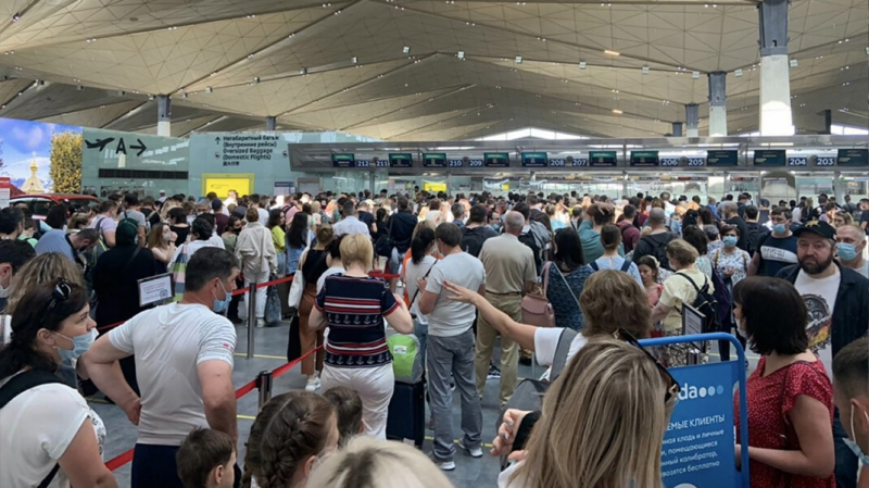 «Это немыслимая ситуация». Прокуратура проверяет аэропорт Петербурга из-за огромных очередей в пандемию