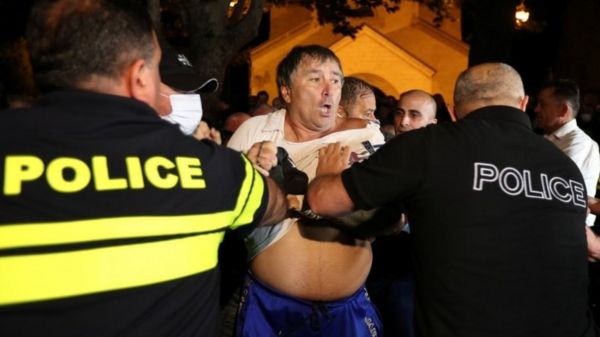 Радикалы против радужных флагов. Столкновения в Тбилиси из-за акции в защиту ЛГБТ