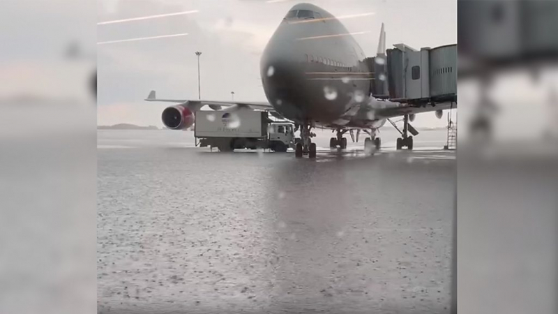 Самолеты в воде. Сильный ливень затопил аэропорт Шереметьево