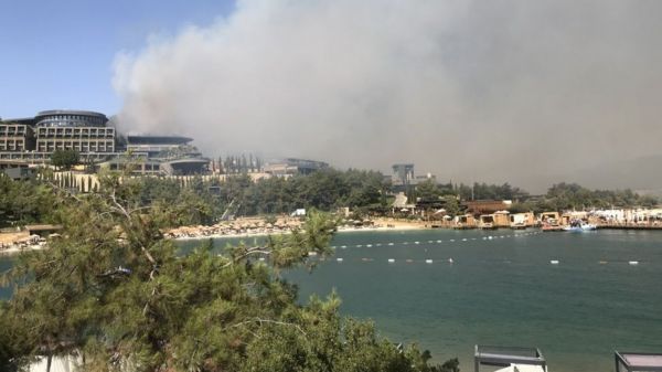 Фото: в Турции бушуют лесные пожары, часть туристов эвакуировали
