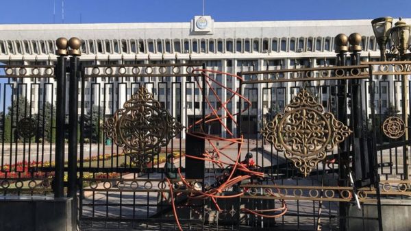 "На старые грабли"? Кыргызстан голосует за нового президента и прежнюю политическую систему