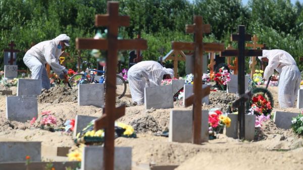 Коронавирус в России: максимум умерших за сутки и начало ревакцинации