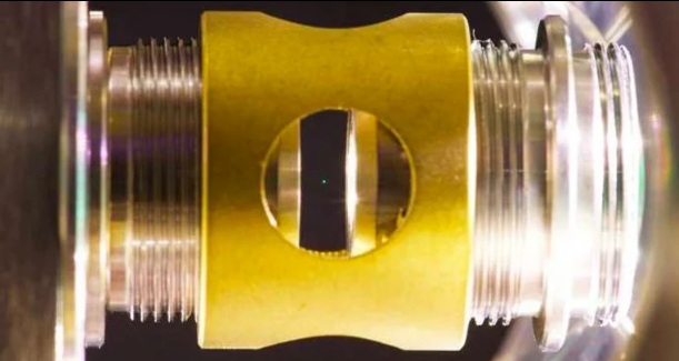 Физики вызвали левитацию стеклянной наносферы, переведя ее в область квантовой механики