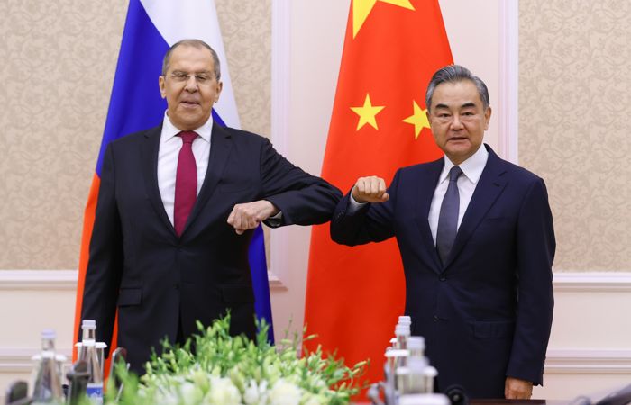 Глава МИД КНР призвал РФ вместе бороться с коронавирусом и "политическими вирусами"