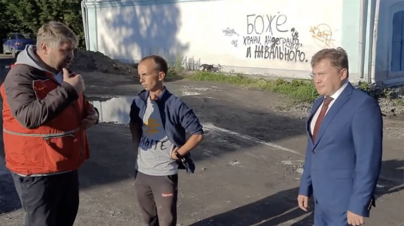 Мэр уральского города дал интервью на фоне надписи «Боже, храни андеграунд и Навального»