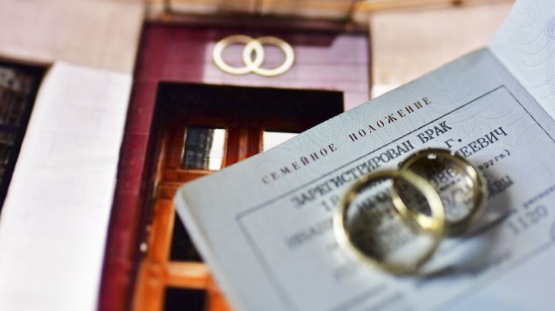 Минюст разрешил регистрировать браки на дому и в больницах. На это отвели 150 минут