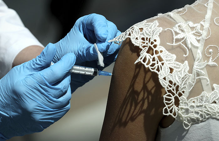 Мишустин поручил довести уровень коллективного COVID-иммунитета до 80-90%