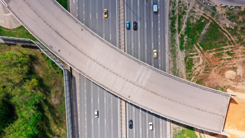 Мишустин выделил более 3,3 млрд рублей на дороги в регионах. И около 200 млрд рублей — на выплаты школьникам