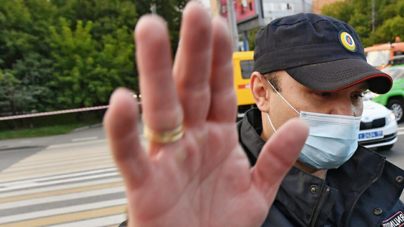 МВД объяснило жёсткое задержание мужчины в центре Москвы, проигнорировав нападение полицейского на журналиста