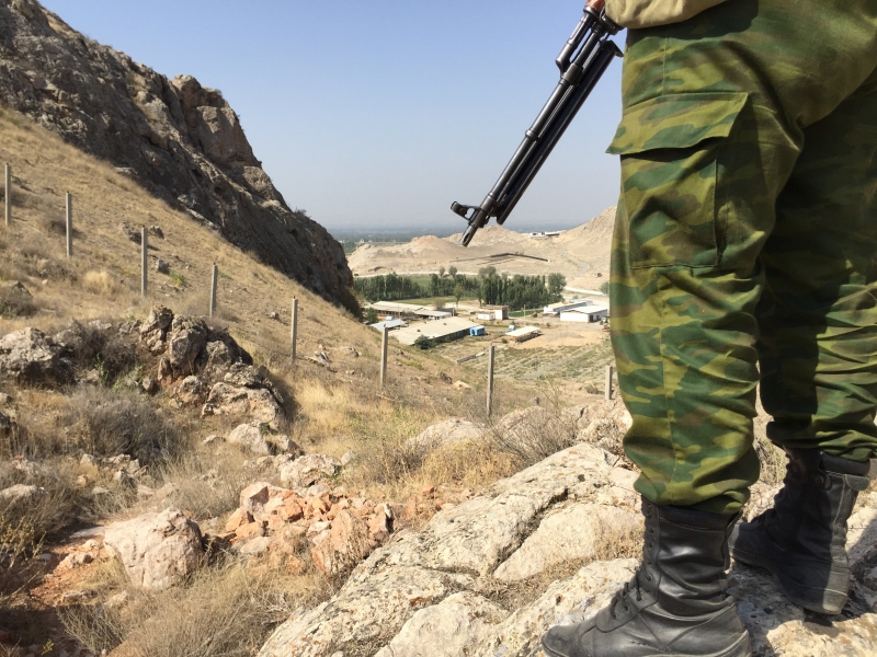 На границе Кыргызстана и Таджикистана – перестрелка. Ранен пограничник