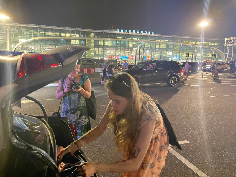 Ника Никульшина улетела под присмотром спецслужб. По ее мнению, власти хотят выдворить всю группу Pussy Riot