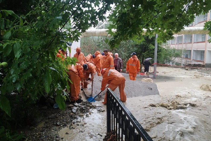 Один человек погиб в подтопленном поселке Крыма