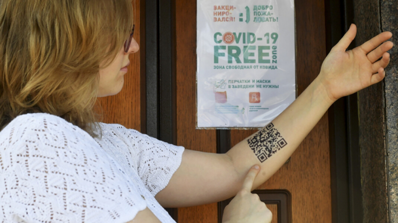 Около 400 москвичей успели сделать временные тату с QR-кодами. Теперь они могут вернуть деньги
