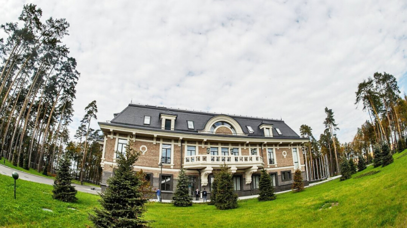 Около «Ново-Огарёво» кто-то построил четыре здания и мост. «МБХ Медиа» пишет о расширении резиденции Путина