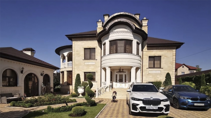 «Он с нуля дом построил». Соседка главы ГИБДД Ставрополья рассказала, как появился его «золотой дворец»