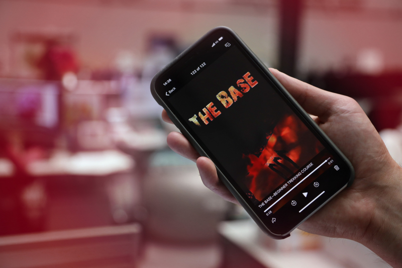 Переехавший в Россию бывший аналитик ФБР рекламирует "турслет" для неонацистов. Некоторые страны считают его террористом