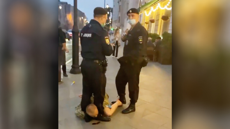 Полицейский напал на журналиста в центре Москвы. Тот снял, как силовик зажимает голову задержанного между ног
