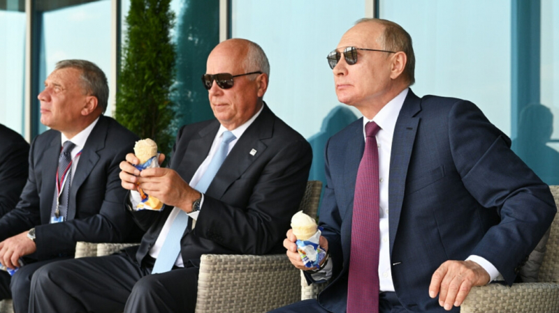 Путин снова поел мороженое на МАКСе. Традиционной «продавщицы» на этот раз рядом не оказалось