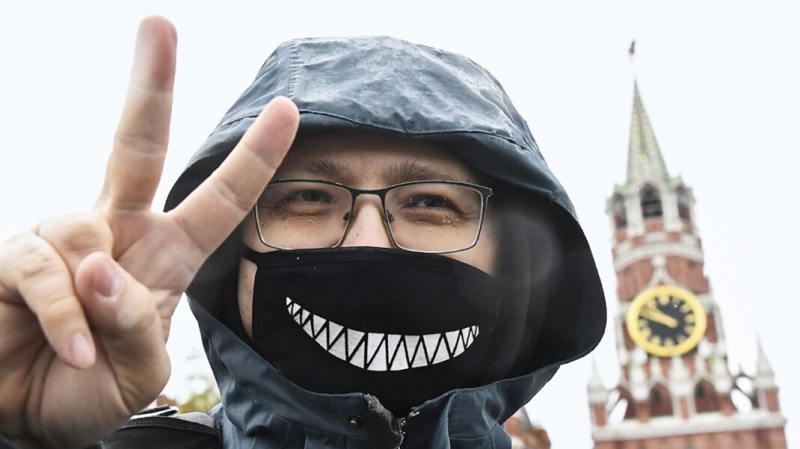 Россияне назвали здоровье, политику и коронавирус запретными темами для шуток