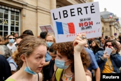 Сенат Франции после массовых протестов смягчил закон о "ковидных" санитарных пропусках и отложил начало его действия