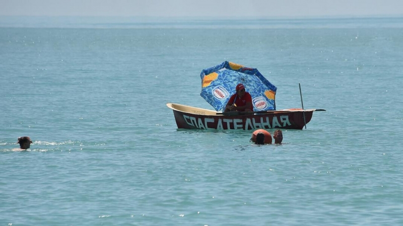 «Сочи продолжает удивлять». На курорте частный пляж предлагал спасать тонущих людей за 800 рублей