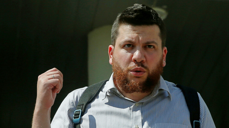 Соратника Навального оштрафовали за зимнюю акцию «Любовь сильнее страха» с фонариками