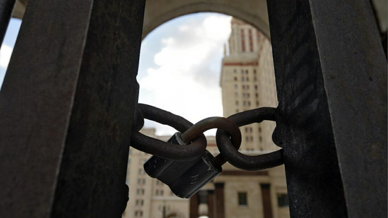 Сотрудникам МГУ запретили приходить на работу без прививки от COVID-19