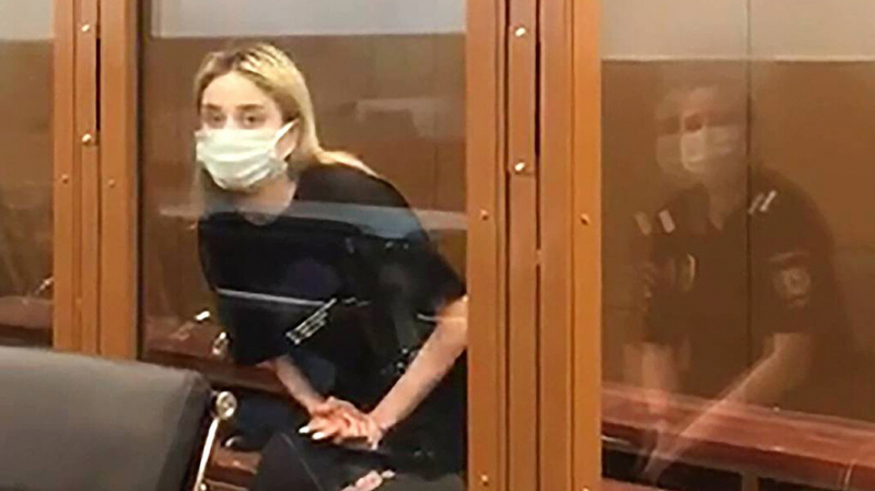 Суд отправил под домашний арест девушку, сбившую троих детей на пешеходном переходе. Двое скончались