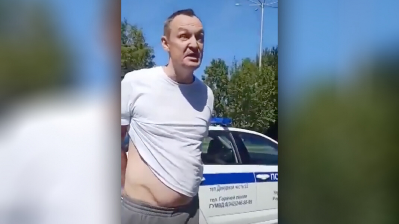 «Ты хоть в армии служил, чмо?» Депутат Госдумы в Перми оскорбил задержавших его сотрудников ДПС