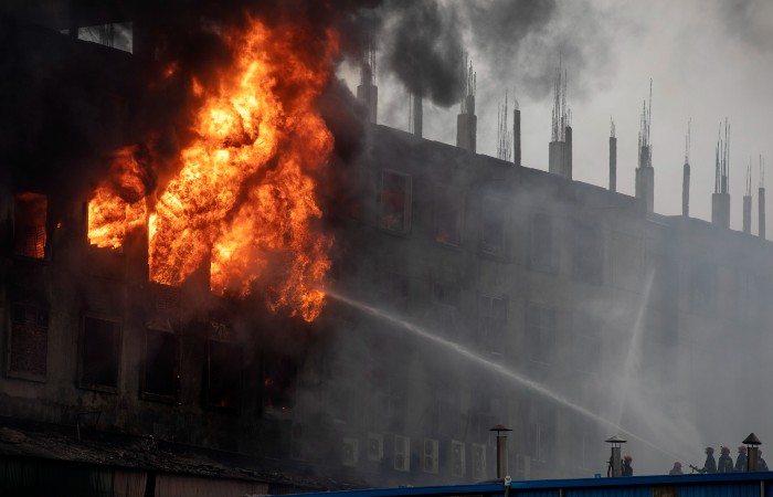 В Бангладеш арестовали руководство фабрики после гибели 52 человек при пожаре