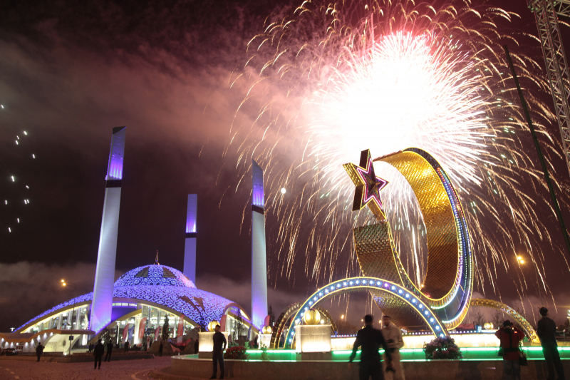 "В Чечне продвигается линия, что Кадыровы – чуть ли не Богом помазанная семья". За что получает награды мать главы Чечни