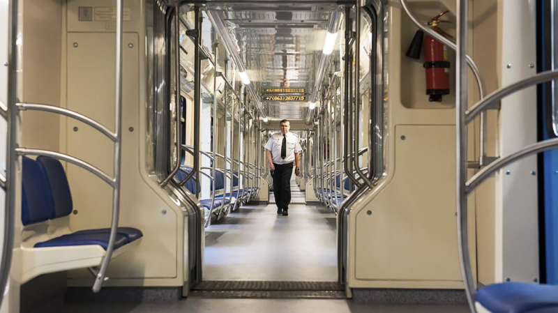 В Москве начали отстранять от работы непривитых работников метро и водителей трамваев. Их иски поддержит КПРФ