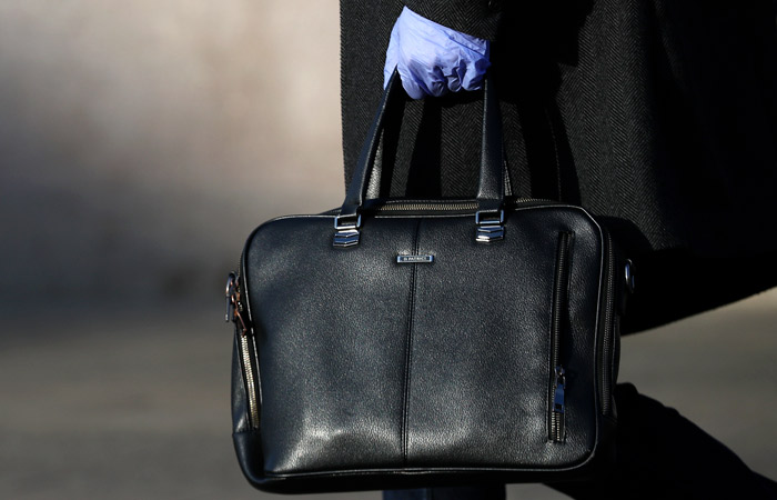 В Москве отменено требование носить перчатки в общественных местах