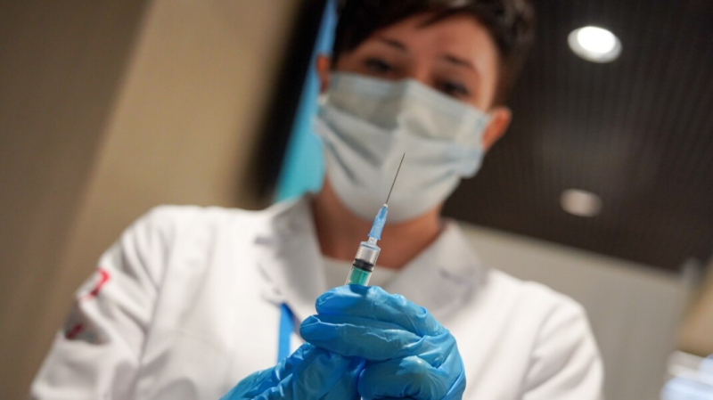 В Москве за день закончилась новая партия вакцины «КовиВак». Люди стояли за ней в очередях