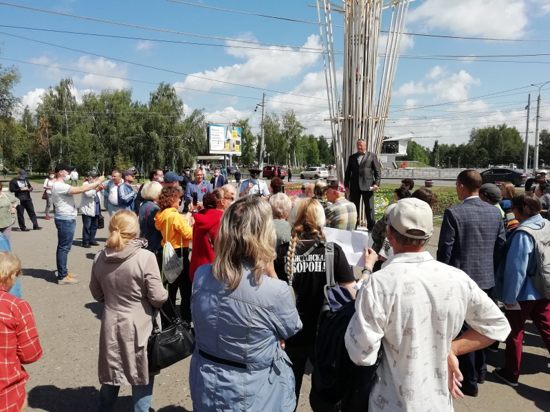 В Омске прошел митинг против принудительной вакцинации