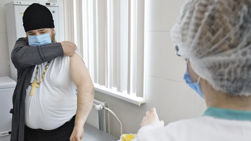 В РПЦ пригрозили всем непривитым от коронавируса вечным замаливанием греха