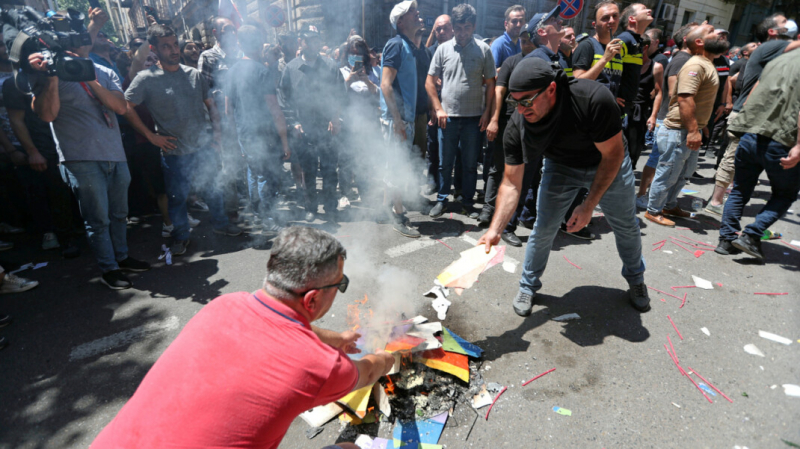 В Тбилиси отменили ЛГБТ-парад из-за протестующих. Они сожгли радужные флаги