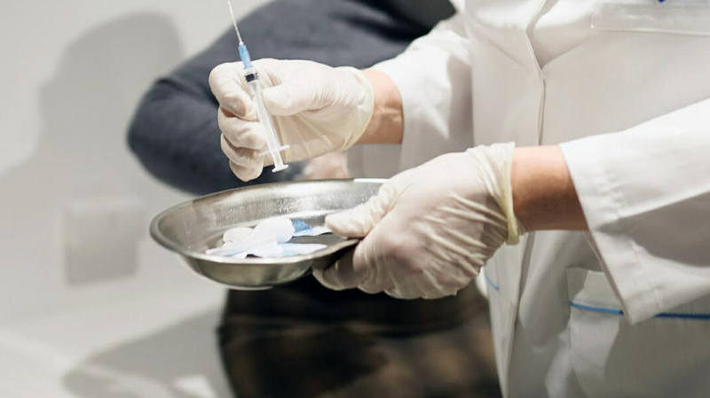 Врача и медсестру в Калужской области уволили из-за введения пациенту воды вместо вакцины