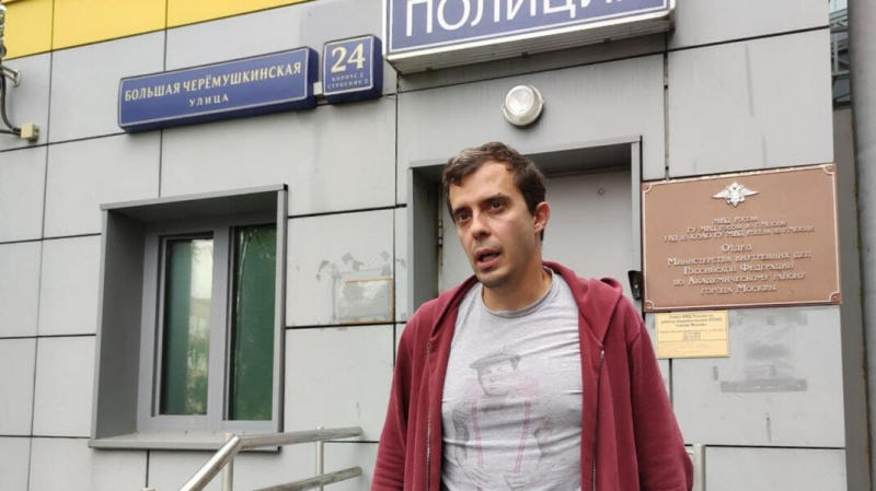 «За преследованием журналистов стоит Путин». Шеф-редактор Insider после допроса остался в статусе свидетеля